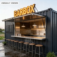 Bar in container con cucina completamente attrezzata, bar per caffè in container marittimo, design per bar in container da esterno.