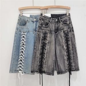 Viviblook Z403PT04 Jeans à jambe droite délavé pour femme Short en jean rétro à bretelles et à cordon de serrage pour femme - Product Image 1