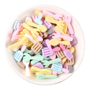 CHENXI Mini charms et cabochons en résine à dos plat, modèle rond, motif dessin animé fourchette et cuillère, pour slime et artisanat fait main - Product Image 1