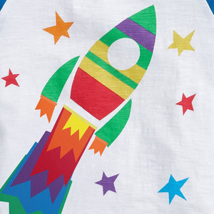 OA 60 Días OEM ODM OBM Conjunto de Verano para Niño 100% Algodón con Estampado de Cohete, Camiseta de Manga Corta y Pantalones Cortos, Conjunto de 2 Piezas - Product Image 4