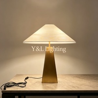 Lampe de table LED E26 conique en laiton vieilli, design minimaliste moderne et flexible, pour éclairage d'ambiance de chambre