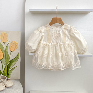 Nouvelle collection Printemps 2026 : Barboteuse bébé élégante à manches longues en dentelle, motif floral, en mélange coton-polyester, polyvalente pour les sorties - Product Image 3