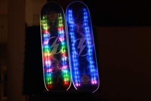 แผ่นสเก็ตบอร์ดลายกาแล็กซี่พร้อมไฟ LED ตกแต่งแบบกำหนดเองได้ - Product Image 2