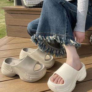 2025 nuevas sandalias de plataforma con punta cerrada para mujer, chanclas de EVA antideslizantes con aumento de altura de 5CM, zapatillas de playa para el hogar, Chanclas de suela gruesa - Product Image 1