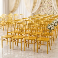 Chaise Chiavari empilable en plastique dorée pour la location de mariages, banquets, repas en extérieur et restaurants
