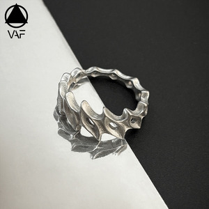 VAF 时尚不规则镂空设计戒指不锈钢抛光可调节时尚手指首饰男女皆宜 - Product Image 1