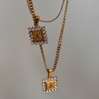 Collier pendentif carré en acier inoxydable plaqué or 18 carats avec lettre initiale et zircons incrustés pour femme, collection Dazan 2027
