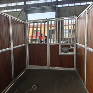 Establo Portátil de Alta Calidad para Caballos, Apto para Granjas e Industrias, con Comedero y Valla para Heno - Product Image 1