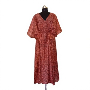 Caftán Indio Vintage de Seda con Estampado Floral, Suave, Transpirable, Tallas Grandes, para Playa o como Túnica, Hecho con Sari Reciclado, Vestido Maxi - Product Image 1