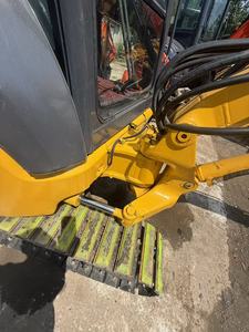 Miniexcavadora Komatsu PC30 usada, equipada con cabina completamente cerrada, ideal para paisajismo, obras municipales y construcción agrícola. - Product Image 3