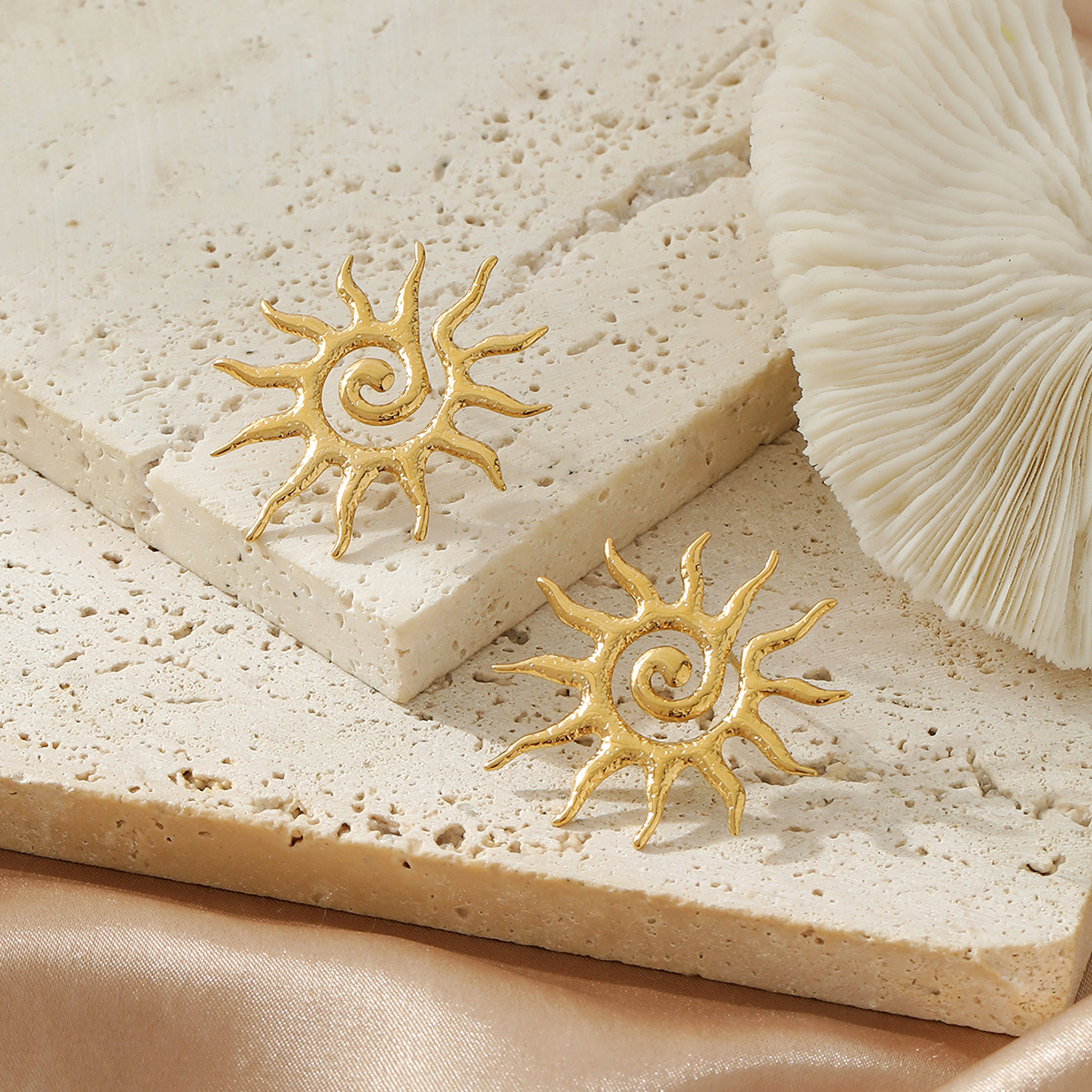 Medium sun earrings