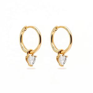 Bijoux délicats en argent sterling Boucles d'oreilles créoles à breloque cœur en diamant rose plaqué or 18 carats - Product Image 3