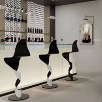 Tabouret de bar design en forme de S, sculptural et unique, pour îlot de cuisine et comptoir de bar commercial