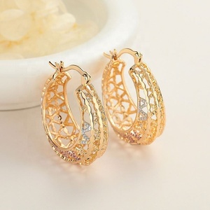 Boucles d'oreilles créoles pour femme, plaquées or 18 carats, motif tendance, vente en gros - Product Image 3