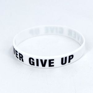 Bracelet en silicone avec citation inspirante, design en relief, pour les promotions d'entreprise et les activités de team building - Product Image 4