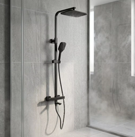 Ensemble de robinetterie de bain et de douche moderne en acier inoxydable noir mat, comprenant une bec de baignoire, une douchette fixée au plafond et une douchette à main