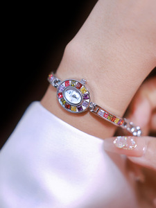 Nuovo Orologio da Donna di Lusso alla Moda Retrò al Quarzo, Cinturino in Acciaio Inossidabile 316L, Lancette Sfumate Arcobaleno - Product Image 2
