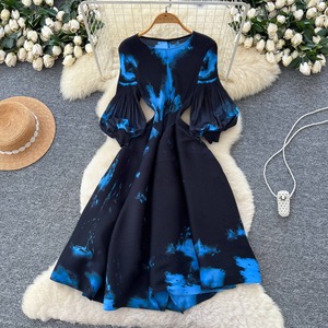 Robe plissée chic à manches bouffantes et imprimé vintage, cintrée à la taille, pour femme - Vente en gros fabricant - Product Image 3