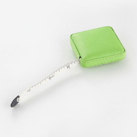 Mini disque rétractable en Pu avec logo en relief personnalisé ruban à mesurer recouvert de rond en cuir ruban à mesurer en cuir