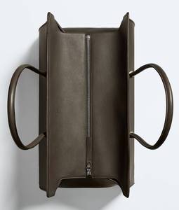 กระเป๋าโท้ท Bottega BV Barbara Tote แบบมีซิป ดีไซน์เรียบหรู ผลิตด้วยเทคนิค Intrecciato จากหนัง Nappa นุ่มยืดหยุ่น รุ่น Veneta - Product Image 6