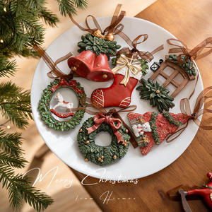 Couronne Artificielle Vintage 3D avec <span class=keywords><strong>Sapin</strong></span> <span class=keywords><strong>de</strong></span> Noël Chaussette Cloche Rétro, Ornements Suspendus pour Porte Mur Fenêtre, Cadeau pour Décoration <span class=keywords><strong>de</strong></span> Fête Joyeuse - Product Image 1