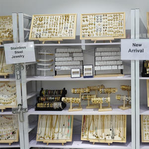 Luckyju कस्टम 18k सोने की प्लेटेड स्टेनलेस स्टील महिलाओं को थोक विरोधी थग्जी हूप स्टड डिंगले ड्रॉप ज़िरकोनिया - Product Image 1