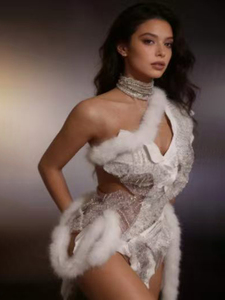 Body da Donna Monospalla in Finta Pelliccia di Visone Bianca Morbida con Paillettes, Lavorazione Artigianale, per Performance sul Palco e <span class=keywords><strong>Cantanti</strong></span> - Ingrosso dal Produttore - Product Image 1