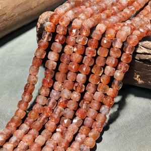 Perles carrées facettées en pierre de soleil naturelle dorée de 4 mm pour la fabrication de bijoux - Vente en gros - Product Image 2