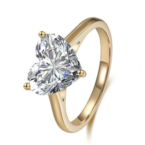 Anelli di Fidanzamento Minimalisti con Diamante Sintetico Taglio Cuore a 3 Punte in Oro Giallo 18K, Gioielli Raffinati per Donne - Product Image 2
