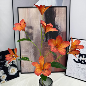 Arrangements floraux de roses et de lys artificiels aux tons orange, nuances d'automne mandarine pour mariages en extérieur et décoration intérieure - Tissu en soie - Product Image 1