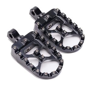 Reposapiés Anchos CNC 360 °   Estilo MX <span class=keywords><strong>Chopper</strong></span> Bobber Giratorio para Harley Dyna Sportster Fatboy Iron <span class=keywords><strong>883</strong></span>, Multicolor - Product Image 1