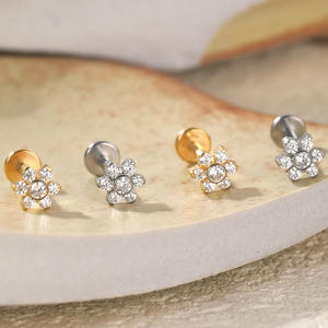 Joyería de Moda para Mujer Getta, Piercing Corporal de Titanio ASTM F136, Flor de Titanio, Labret Plano, Arete de Zirconia Chapado en Oro - Product Image 4