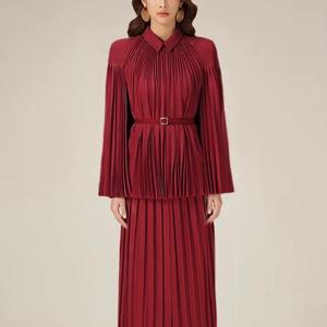 Nouvelle collection printemps : Ensemble deux pièces décontracté pour femme, jupe plissée midi, couleur bordeaux, avec ceinture, effet rajeunissant et design élégant - Product Image 1