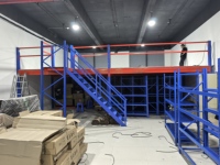 Système de rayonnage pour mezzanine en acier, plateforme de stockage industrielle multi-niveaux avec escalier et garde-corps de sécurité