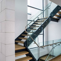 Escalier intérieur en acier et bois à double poutre en L, design contemporain, durable et sûr, avec garde-corps en verre