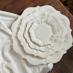 Juego de <span class=keywords><strong>vajilla</strong></span> <span class=keywords><strong>blanca</strong></span> en <span class=keywords><strong>relieve</strong></span> Vintage platos de cargador de encaje romántico alivio de cerámica <span class=keywords><strong>vajilla</strong></span> de boda cuencos y platos - Product Image 1