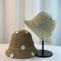 Vente en gros Crochet fait main petites marguerites fleurs Patch plaine paille seau chapeaux de paille été femmes plage papier pêcheur chapeau