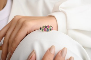 Bague en or jaune 18 carats avec émeraude, rubis et saphir taille poire |   13 pierres |   Prix de gros pour bijoux fins multi-pierres précieuses de 6,49 carats - Product Image 6
