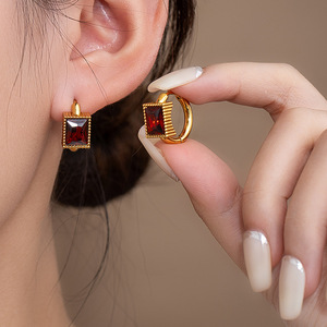 Boucles <span class=keywords><strong>d</strong></span>'oreilles créoles de style européen rétro avec émeraude et diamants, ornées de pierres carrées en zircon cubique - Product Image 3