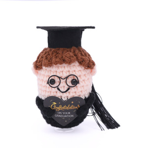 Poupées au crochet faites à la main : le cadeau idéal pour la saison des diplômes, transmettant de l'énergie positive et un affection sincère, décoration d'intérieur - Product Image 1