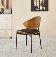 Chaise de salle à manger contemporaine écologique de luxe léger, structure en bois massif, coussin en cuir synthétique, dossier incurvé, pieds en métal, pour la maison
