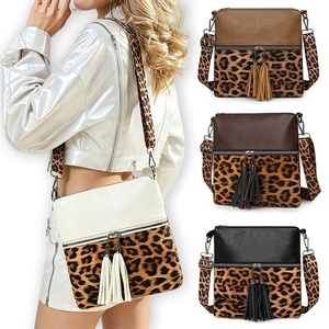 Bolso Bandolera de Gran Capacidad para Mujer, con Borlas, Cierre de Cremallera, Diseño de Leopardo, Correa Ajustable - Product Image 1