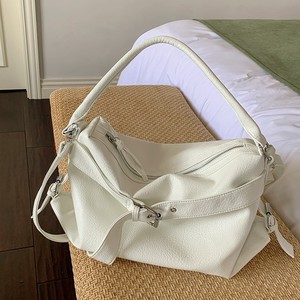 Sac à bandoulière en cuir noir avec fermeture éclair, résistant à l'eau, pour les trajets quotidiens, sac fourre-tout à porter en bandoulière - Product Image 2
