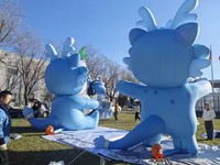Grande mascotte gonflable de dragon de dessin animé pour l'extérieur avec trophée personnalisé pour les événements de jeu et les cérémonies de remise de prix