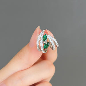 Orecchini di Lusso con Smeraldi in Oro Bianco e Argento 925, Taglio Marquise, Montatura a Griffe, Design Vegetale, Gioielli da Festa per Donne - Product Image 4