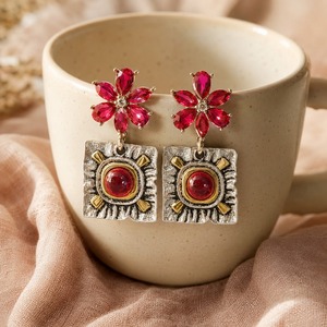 Orecchini a perno quadrati rossi con fiori retrò, eleganti orecchini da donna in stile retrò, idea regalo. - Product Image 6