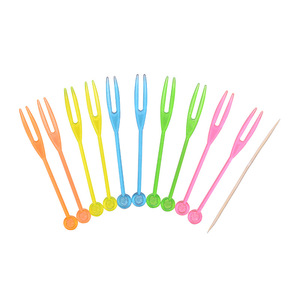 Vente en gros de pics à fruits jetables en plastique, cure-dents à dessert, fourchettes à gâteau d'anniversaire, formes multiples colorées pour les fournitures d'activités - Product Image 1