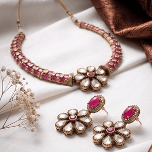 Ensemble collier et boucles d'oreilles traditionnels en laiton plaqué or antique, avec pendentif chaîne florale, pour tenue ethnique indienne - Product Image 1