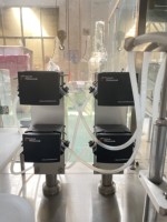 Machine de remplissage, de formage et de scellage entièrement automatique à 4 têtes pour flacons en verre de 1-2 ml, 5-10 ml et 20 ml, pour liquides aseptiques