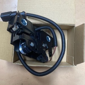 Cerradura de Capó para Motor Volkswagen 5G0953236 Negra, Repuesto para Golf y Touran - Product Image 2